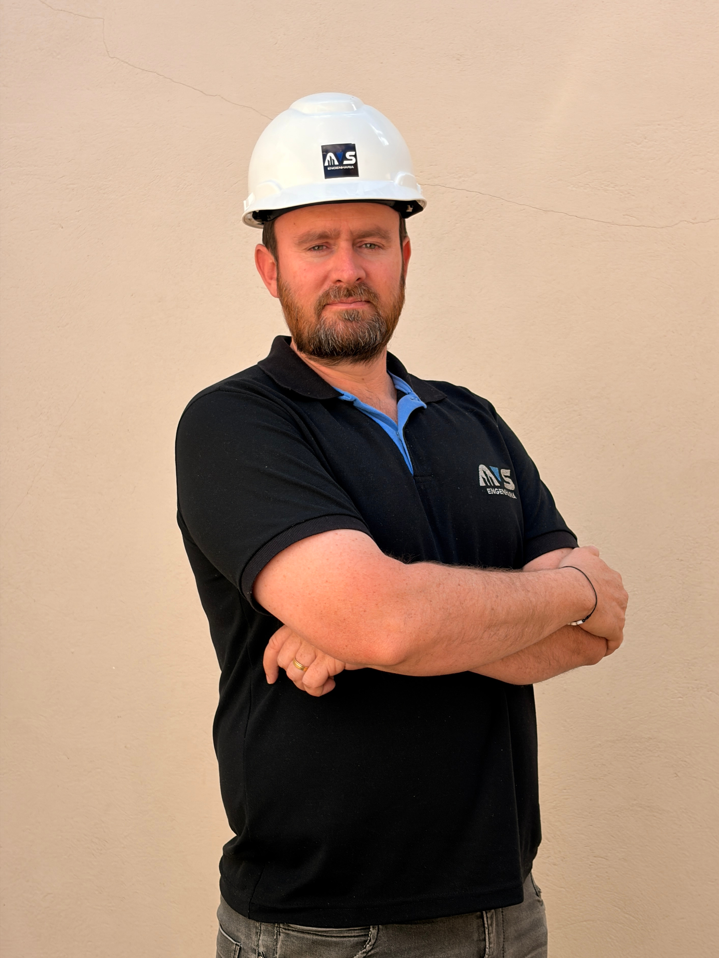 Retrato do engenheiro Denisson Volponi usando capacete de proteção